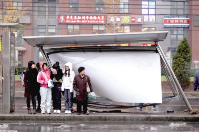 公交候車(chē)亭傾斜數月無(wú)人理